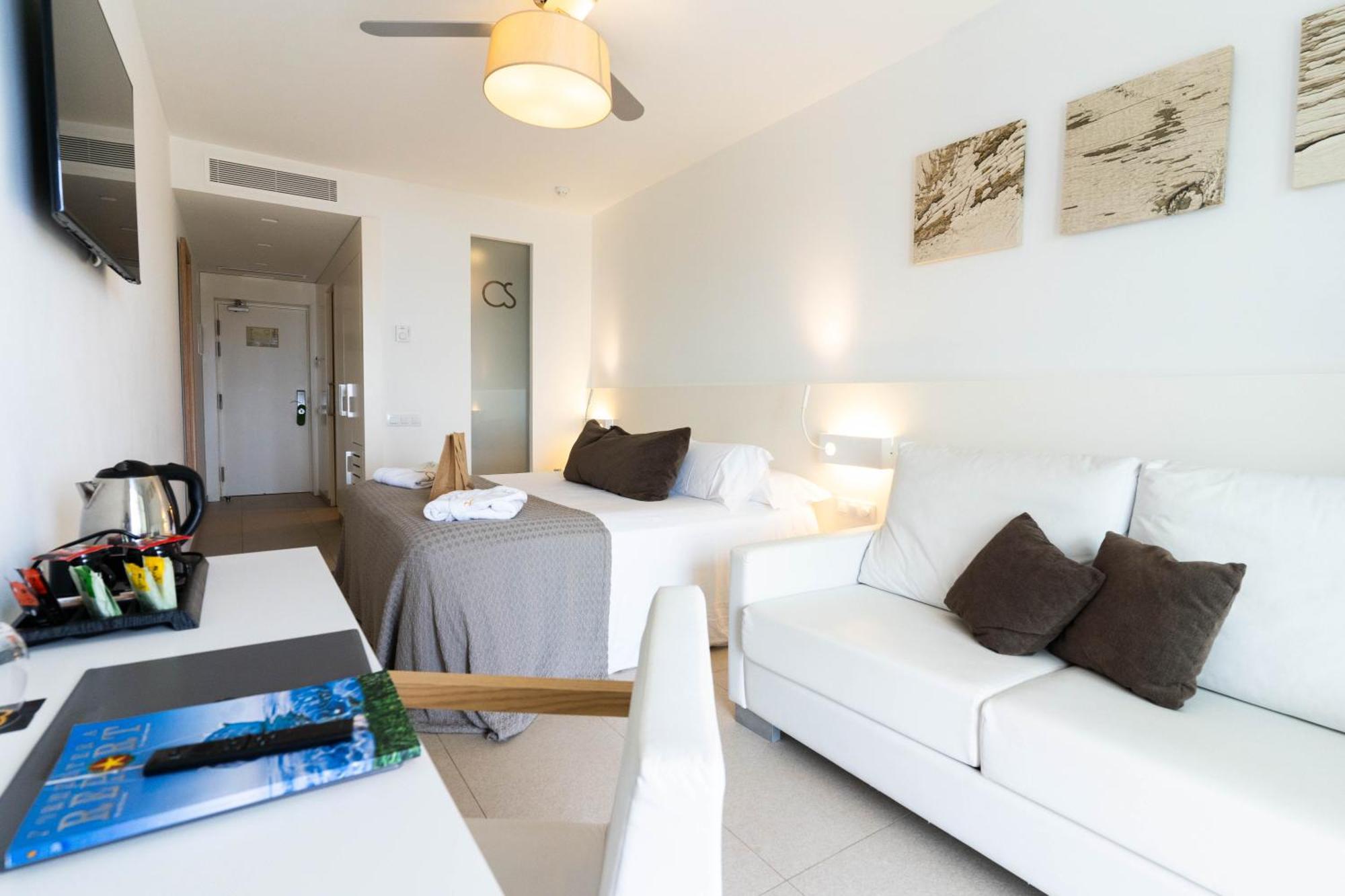 Hotel Cala Saona & Spa Экстерьер фото