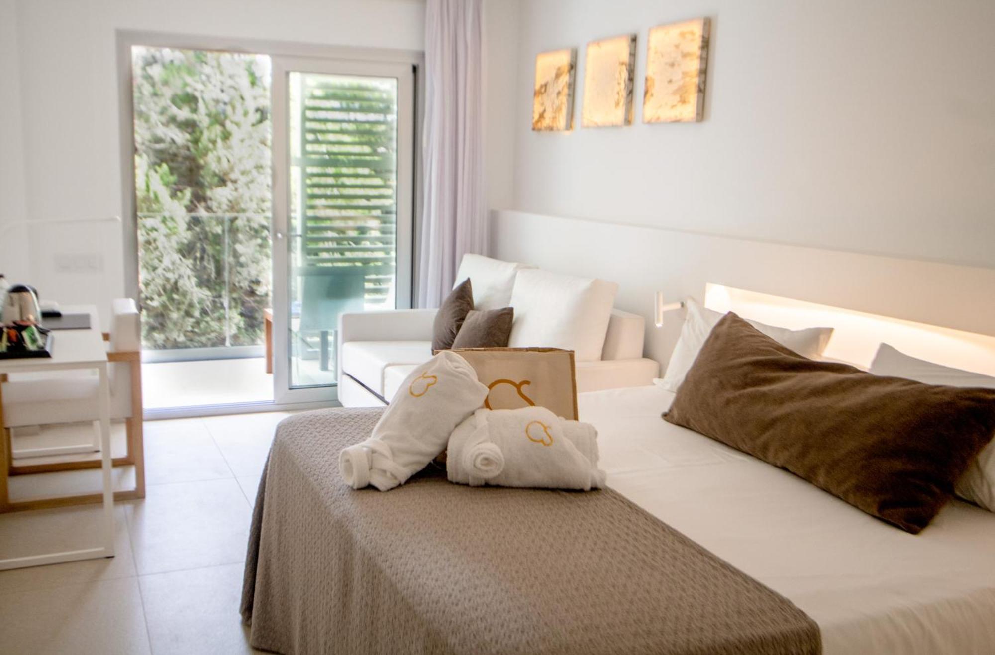 Hotel Cala Saona & Spa Экстерьер фото