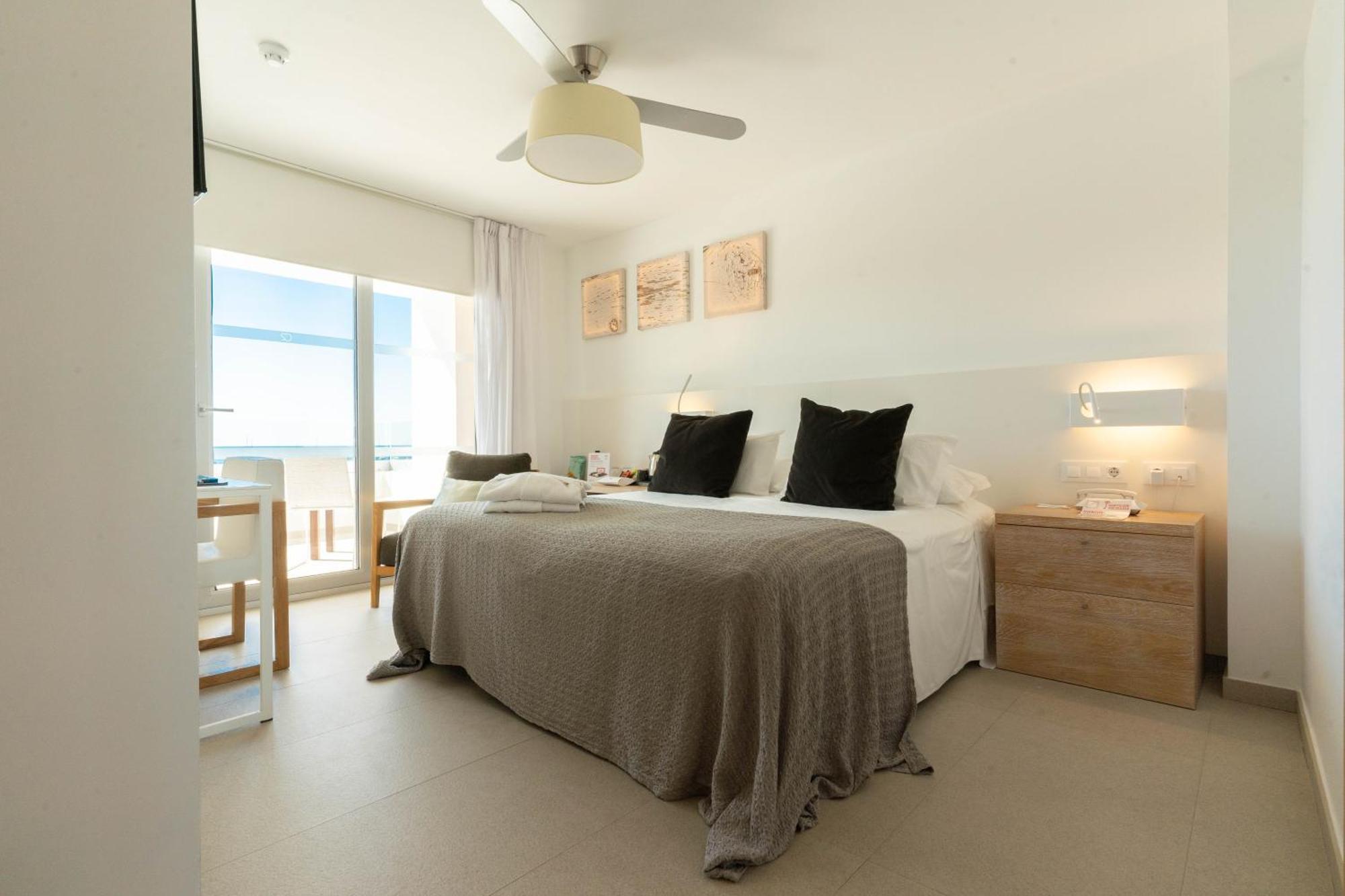 Hotel Cala Saona & Spa Экстерьер фото